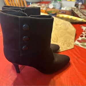 FIONI Clothing Black Heeled Boots with Sleek Silhouette